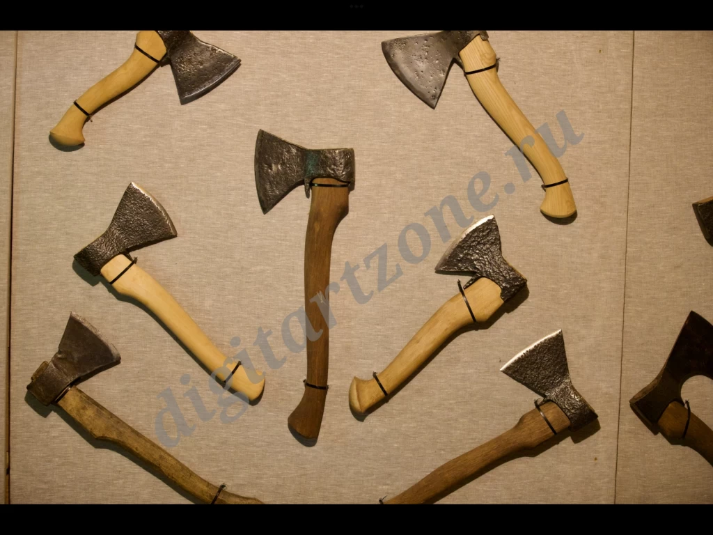 Купить и скачать Фотографии 📸 Различные виды топоров висят на стене ...