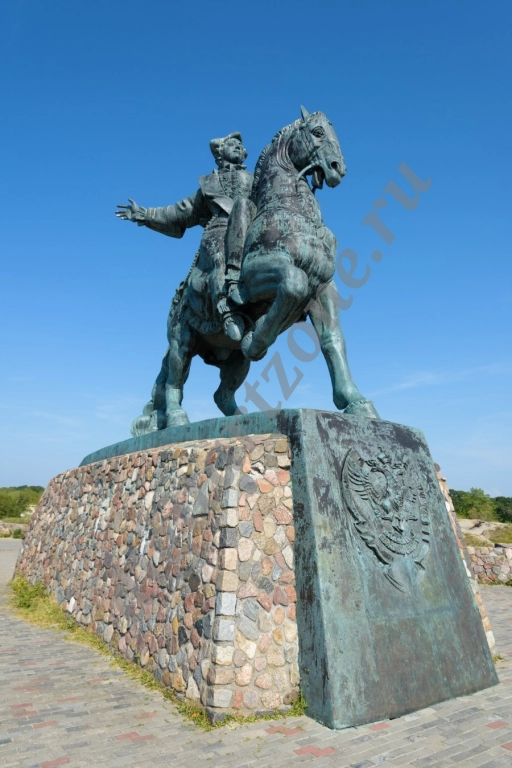 Памятник в виде императрицы Елизаветы Петровны верхом на коне в городе Балтийск.