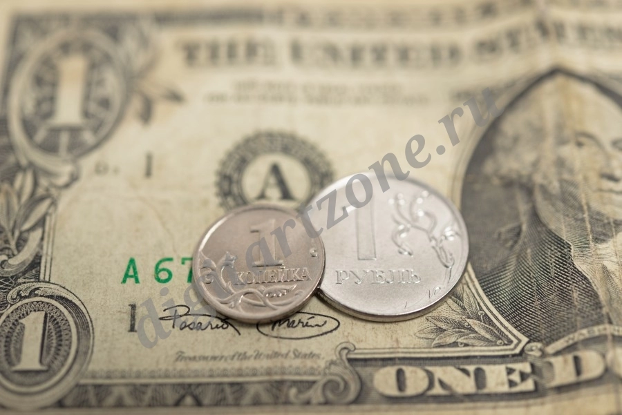 Композиция из купюры доллар и лежащих на ней монет копейка и рубль.