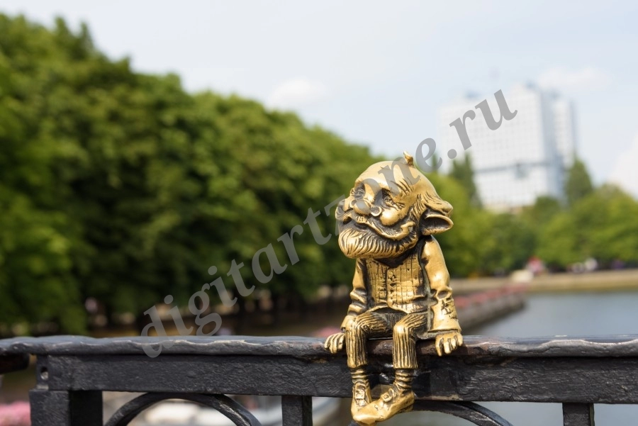 Скульптура в виде хомлина дедушки Карла, сидящего на перилах Медового моста в городе Калининград.