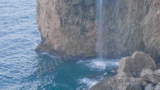 Вид на то, как небольшой водопад падает в море