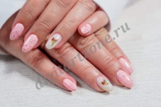 Руки женщины с красивым розовым маникюром.