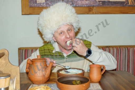 Мужчина в кафе ест свежеприготовленное кавказское блюдо.