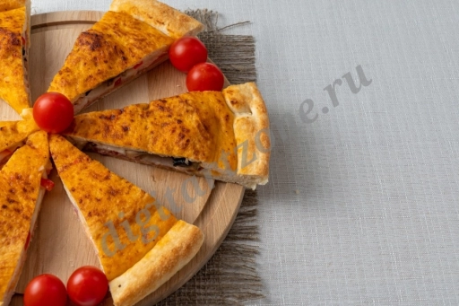 Итальянская кухня. Испанская пицца с сыром сулугуни и помидорами.