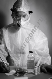 Медик в защитном анти-ковидном костюме проводит лабораторные