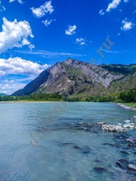 Гора и озеро с лазурной водой у подножья. Республика Алтай