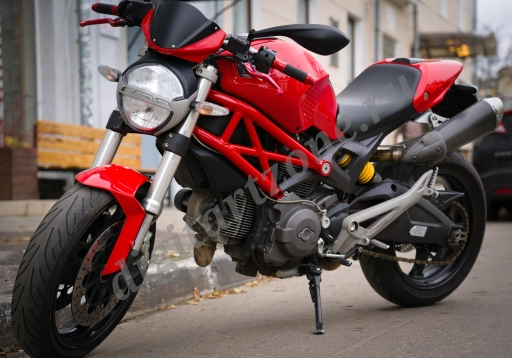 Мощный спортивный мотоцикл. Красивый мотоцикл в красно черном цвете.