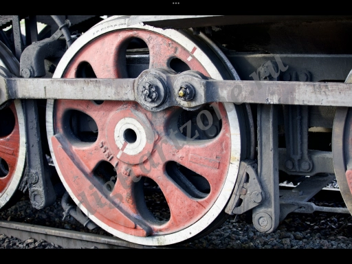 Колесо поезда, локомотива, паровоза железное, стоит на рельсах.