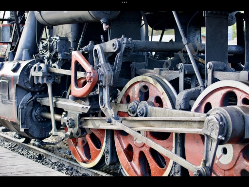 Колесо поезда, локомотива, паровоза железное, стоит на рельсах.