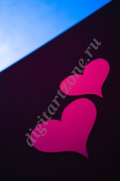 Концептуальное фото с розовыми сердечками на черном фоне