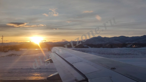 Видео с видом из окна самолёта с горами и вулканами во время взлёта