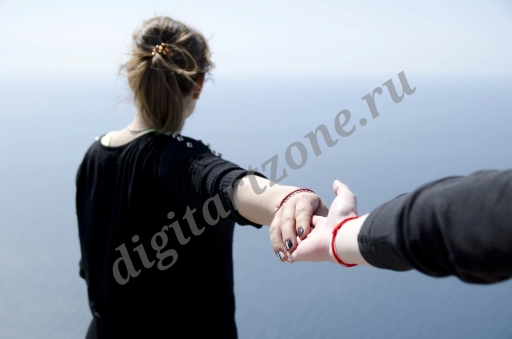 Дружеская поддержка и взаимовыручка. Рука в руке