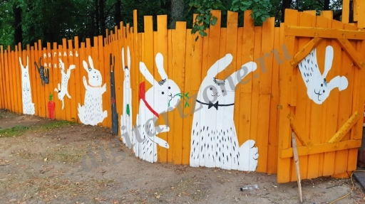 Забор с нарисованными кроликами