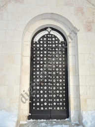 Кованная дверь в храме