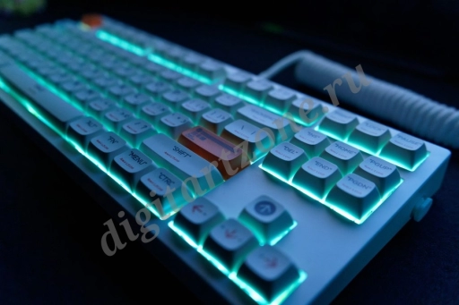 Компьютерная клавиатура в темноте