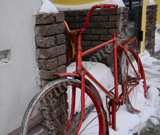 Старый велосипед как уличная инсталляция.