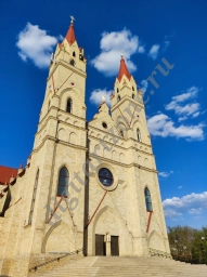 Католический Собор на фоне голубого неба. Фото католического собора