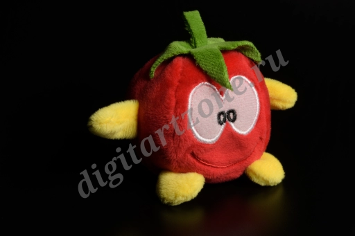 Мягкая игрушка в виде помидора на чёрном фоне (4 фото)