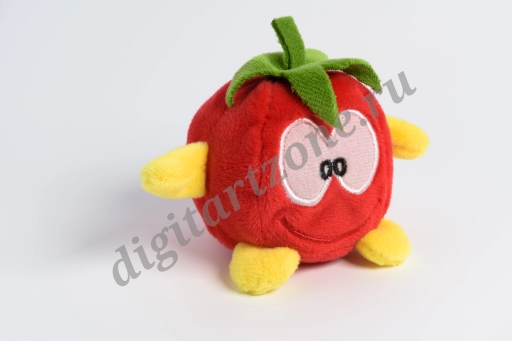 Мягкая игрушка в виде помидора на белом фоне (4 фото)