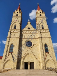 Католический Собор на фоне голубого неба. Фото католического собора