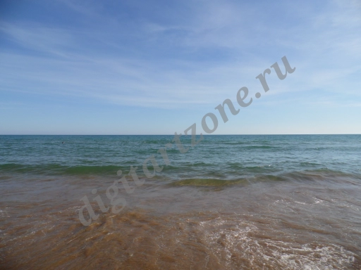 Морской прибой, безграничная морская гладь с берега