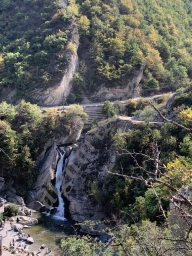 Водопад лес