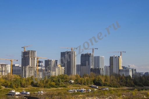 Строящиеся дома и башенные краны (5 фото)