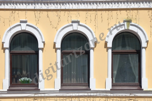 Окна дома в классическом стиле