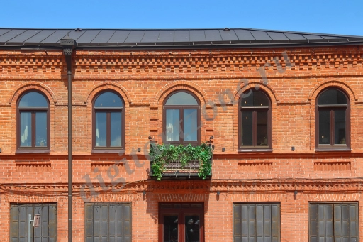 Кирпичное здание в классическом стиле