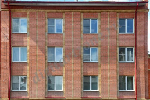 Окна кирпичного здания
