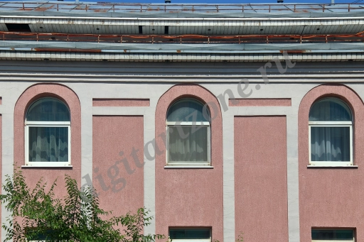 Окна здания в необычном стиле