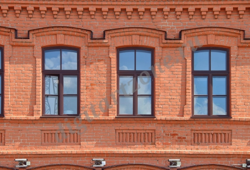 Окна кирпичного здания