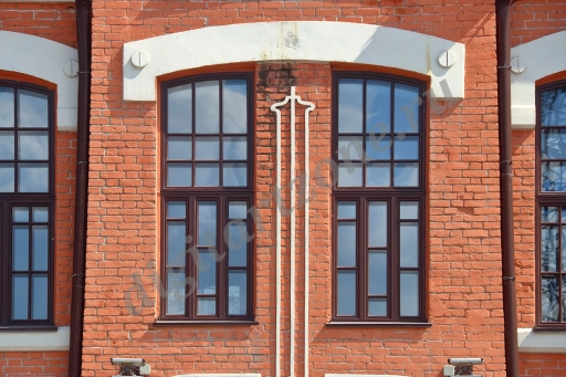 Окна кирпичного здания