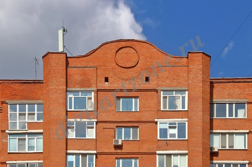 Кирпичный жилой дом