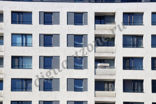 Стена современного жилого дома с окнами