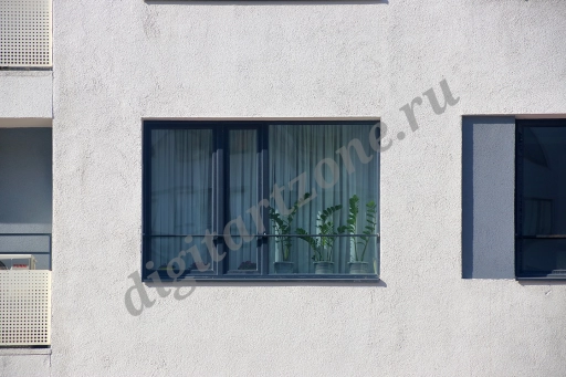 Окно дома с цветами