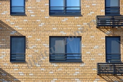 Окна кирпичного жилого дома