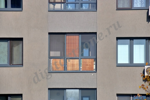 Окна современного жилого дома (2 фото)