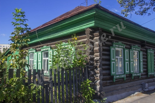 Старый дом (2 фото)