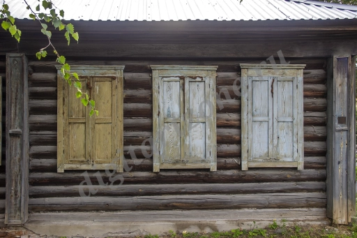 Окна старого дома